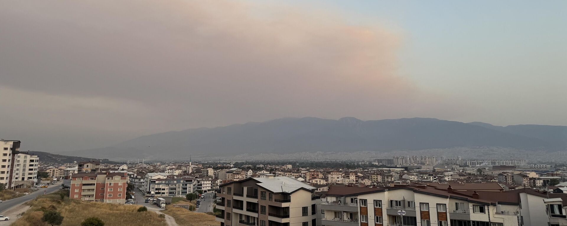 Bursa'nın Orhaneli ve Harmancık ilçeleri arasında 3 gündür devam eden orman yangınının dumanı kent merkezine ulaştı  - Sputnik Türkiye, 1920, 28.07.2025