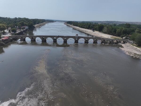 Nehri bir zamanlar iki yakadan birbirine bağlayan, 19. yüzyılda kullanıldığı tahmin edilen bir ahşap köprüye ait kazıklar, suyun çekilmesiyle ortaya çıktı. - Sputnik Türkiye