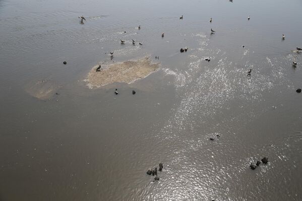 Devlet Su İşleri&#x27;nin (DSİ) Kirişhane İstasyonu verilerine göre debi saniyede 37 metreküpe kadar geriledi. Bu düşüşle birlikte, nehrin tabanında uzun yıllardır su altında kalan tarihi bir yapının kalıntıları görünür hale geldi. - Sputnik Türkiye