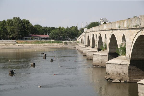 Edirne&#x27;de uzun süredir devam eden sıcak hava dalgası ve tarımsal sulamanın etkisiyle Meriç Nehri&#x27;nin su seviyesi ciddi şekilde düştü. - Sputnik Türkiye
