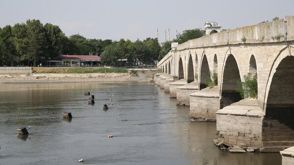 Meriç Nehri'nde su seviyesinin düşmesiyle tarihi ahşap köprünün ayakları ortaya çıktı - Sputnik Türkiye