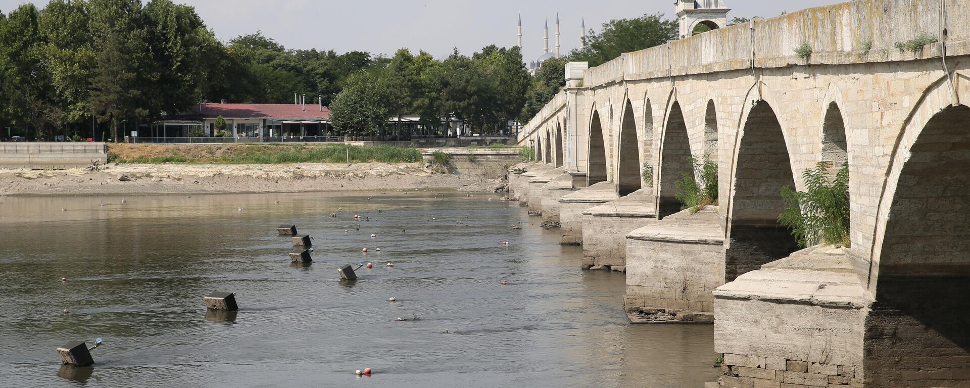 Meriç Nehri'nde su seviyesinin düşmesiyle tarihi ahşap köprünün ayakları ortaya çıktı - Sputnik Türkiye, 1920, 29.07.2025