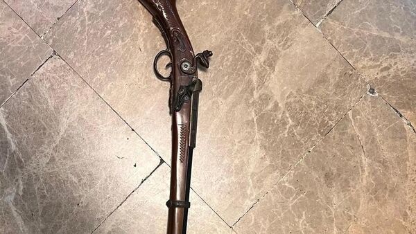 Sarıyer'de oyuncak olduğu anlaşılan tüfekle metro istasyonunda dolaşan şüpheli hakkında adli işlem başlatıldı.  - Sputnik Türkiye