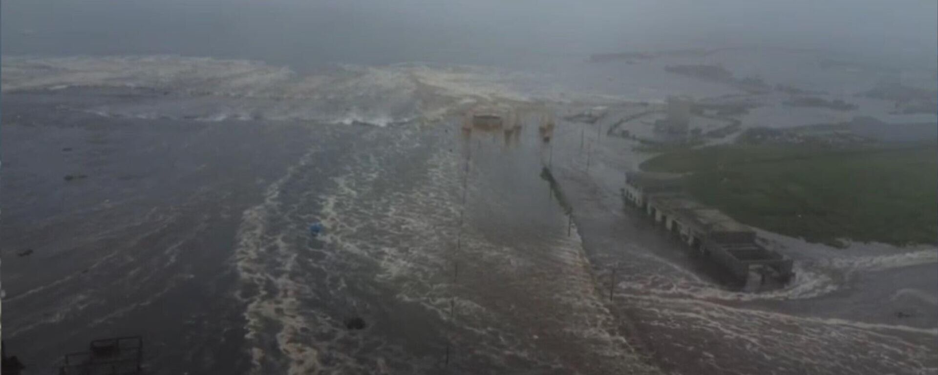 Rusya Acil Durumlar Bakanlığı, Kamçatka'daki depremin ardından meydana gelen tsunami nedeniyle Severo-Kurilsk şehrinin bir kısmının sular altında kaldığını bildirdi - Sputnik Türkiye, 1920, 30.07.2025