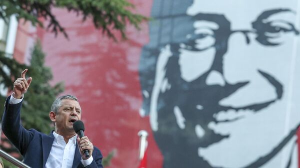 CHP Genel Başkanı Özgür Özel, Bülent Ecevit Yerleşkesi'nde bulunan partisinin Cumhurbaşkanlığı Aday Ofisi'nin açılışına katıldı. - Sputnik Türkiye