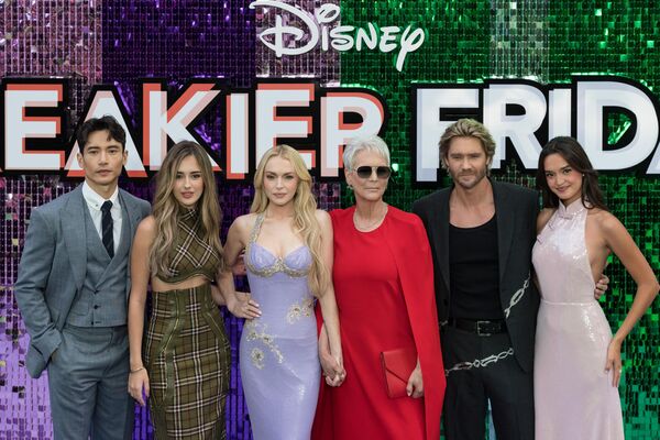 Odeon Luxe Leicester Square'de düzenlenen etkinliğe, sağdan sola, genç aktris Sophia Hammons, ABD'li oyuncu ve model Chad Michael Murray, oyuncu Jamie Lee Curtis, oyuncu ve şarkıcı Lindsay Lohan, aktris Julia Butters ve oyuncu Manny Jacinto da katıldı. Odeon Luxe Leicester Square'de düzenlenen etkinliğe, sağdan sola, genç aktris Sophia Hammons, ABD'li oyuncu ve model Chad Michael Murray, oyuncu Jamie Lee Curtis, oyuncu ve şarkıcı Lindsay Lohan, aktris Julia Butters ve oyuncu Manny Jacinto da katıldı. - Sputnik Türkiye