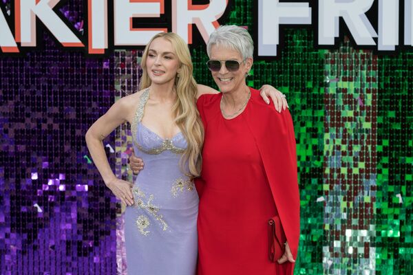 Disney yapımı filmde, Jamie Lee Curtis bir kez daha kontrollü ve kuralcı anne Tess Coleman’ı, Lindsay Lohan ise kendi çocuklarıyla sorunlar yaşayan yetişkin bir kadın olarak yeniden Anna karakterini canlandırıyor. Disney yapımı filmde, Jamie Lee Curtis bir kez daha kontrollü ve kuralcı anne Tess Coleman’ı, Lindsay Lohan ise kendi çocuklarıyla sorunlar yaşayan yetişkin bir kadın olarak yeniden Anna karakterini canlandırıyor. - Sputnik Türkiye