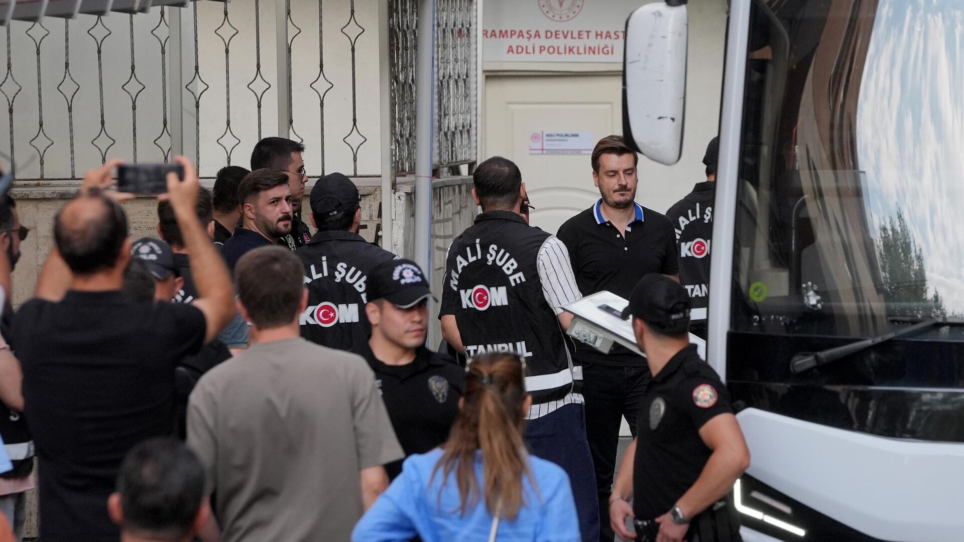 Aziz İhsan Aktaş suç örgütü soruşturmasında yakalanan zanlılar adliyede Aziz İhsan Aktaş suç örgütü soruşturmasında yakalanan zanlılar adliyede - Sputnik Türkiye, 1920, 01.08.2025