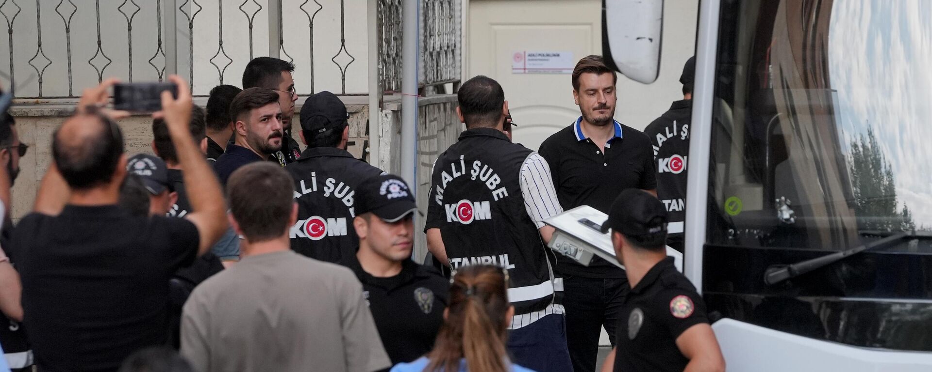 Aziz İhsan Aktaş suç örgütü soruşturmasında yakalanan zanlılar adliyede - Sputnik Türkiye, 1920, 02.10.2025