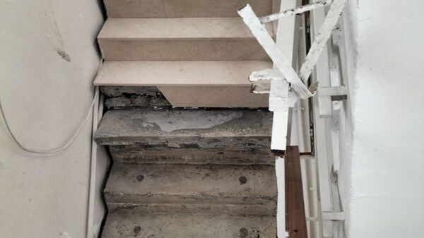 3 katlı binanın merdiveni çöktü, 20 kişiyi itfaiye kurtardı: Bina yıkılıyor sandık, merdivenimiz çökmüş - Sputnik Türkiye