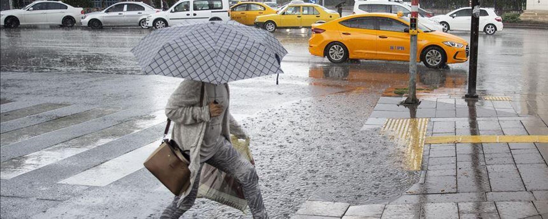 Meteoroloji'den üç bölge içi sağanak uyarısı: Güneyde sıcaklıklar 30 dereceyi zorlayacak - Sputnik Türkiye, 1920, 14.09.2025