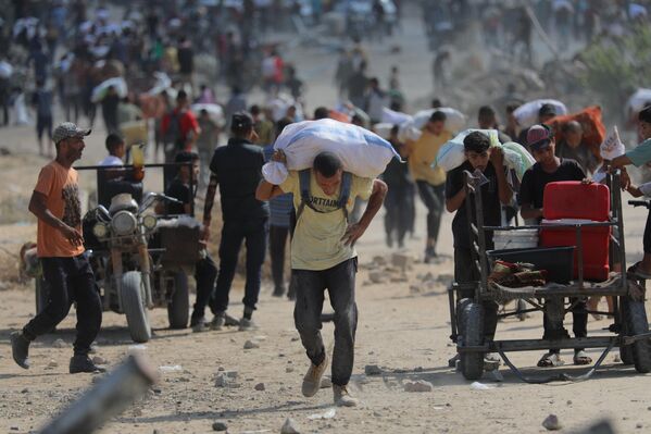 Ancak bazıları için bu çaba, hayatta kalmaya yetmedi. İsrail ordusunun sabah saatlerinden bu yana düzenlediği saldırılarda, 18’i ABD-İsrail güdümündeki &#x27;insani yardım merkezi&#x27; yakınında bekleyen siviller olmak üzere, en az 29 Filistinli yaşamını yitirdi. - Sputnik Türkiye