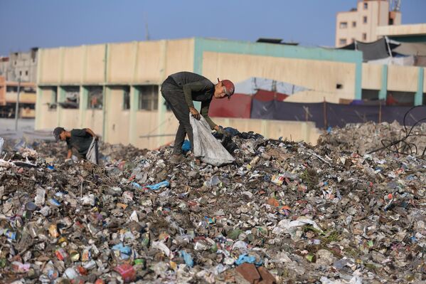 Kısıtlanan yardım geçişleri ve süren abluka nedeniyle birçok kişi, çareyi çöplüklerde arıyor. Gazze’nin kuzeyindeki Firas Çarşısı çevresindeki atık alanlarına yönelen siviller, yanlarındaki çocuklarıyla birlikte saatlerce ağır kokuya rağmen yiyecek artıkları ya da satılabilecek malzeme arıyor. - Sputnik Türkiye