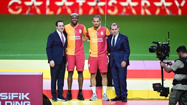 Galatasaray, Osimhen ve Sane için imza töreni düzenledi - Sputnik Türkiye