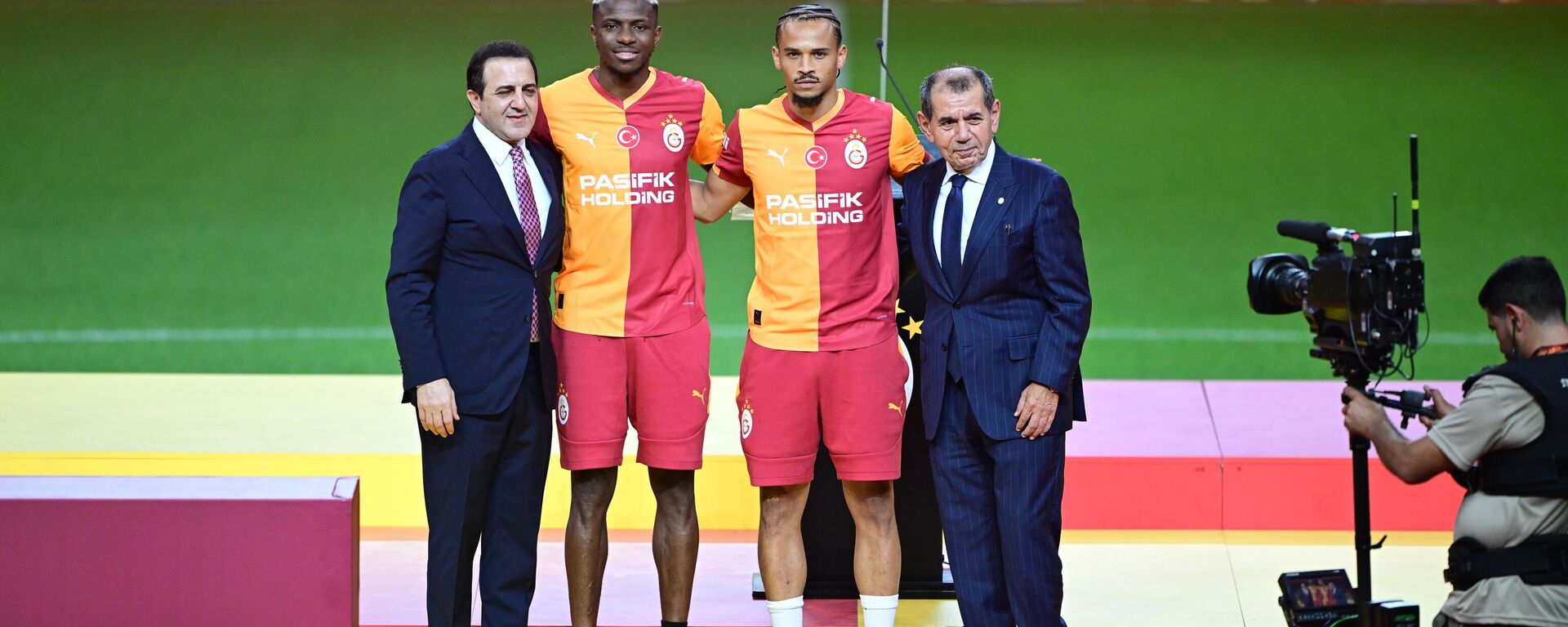 Galatasaray, Osimhen ve Sane için imza töreni düzenledi - Sputnik Türkiye, 1920, 02.08.2025