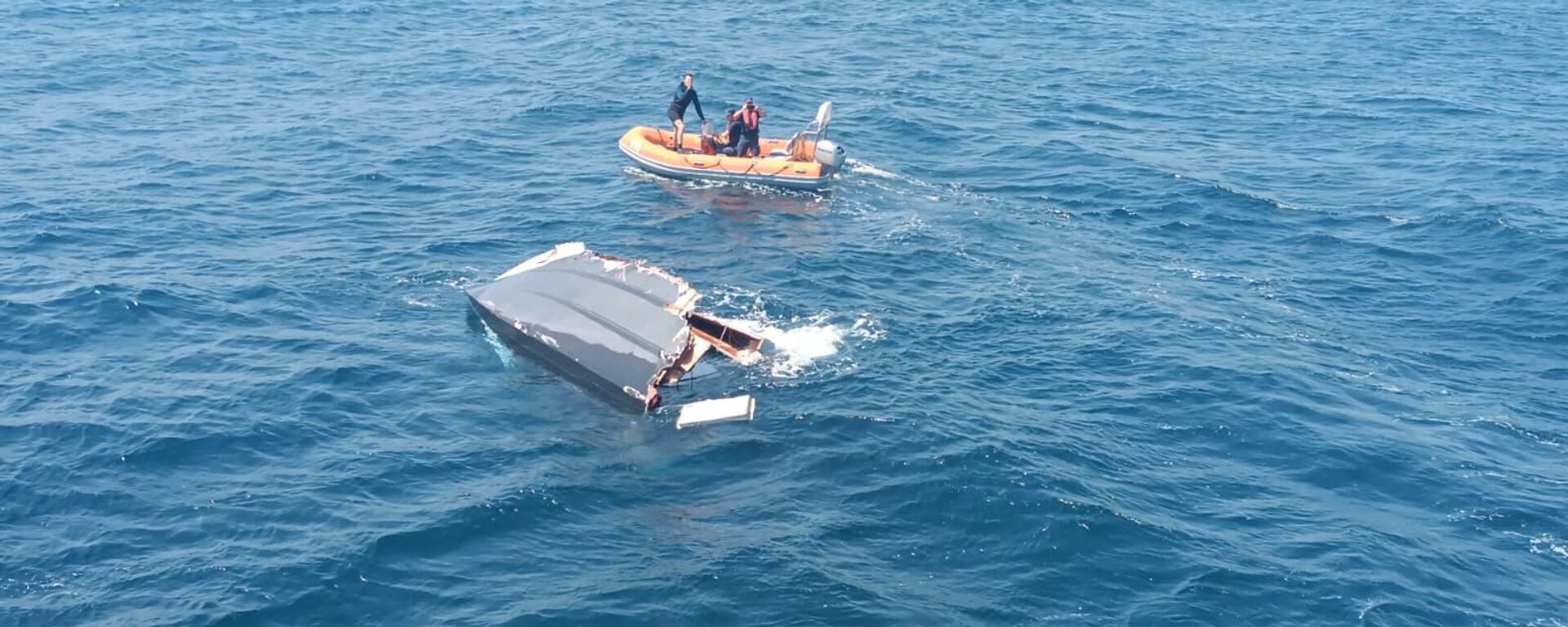 Balıkesir Marmara Adası açıklarında parçalanmış halde bulunan teknedeki bir kişi aranıyor - Sputnik Türkiye, 1920, 05.08.2025