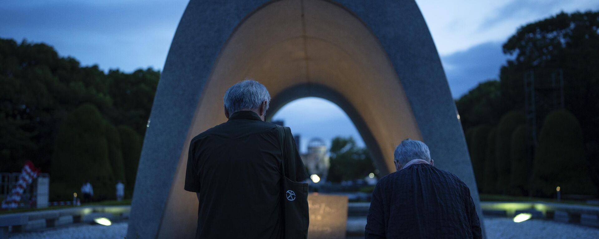 People pray for the atomic bomb victims in front of the Memorial Cenotaph ahead of the memorial service to mark the 80th anniversary of the WWII U.S. atomic bombing in Hiroshima, Wednesday, Aug. 6, 2025, in Japan. - Sputnik Türkiye, 1920, 06.08.2025
