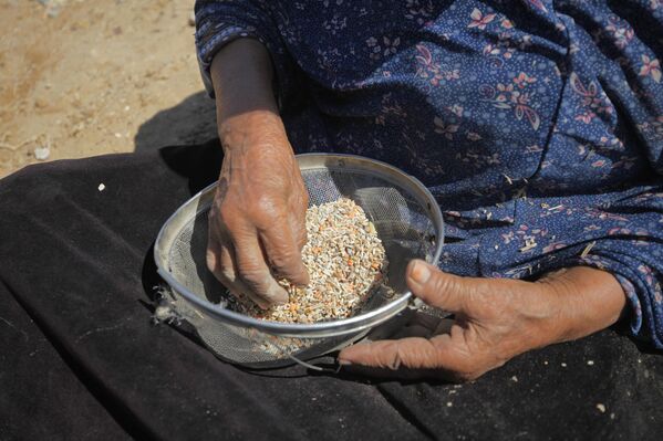 İsrail’in yoğun bombardımanı ve aylardır süren ablukası altındaki Gazze Şeridi’nde günlük yaşam, insani dramın boyutlarını gözler önüne seren karelerle devam ediyor. - Sputnik Türkiye