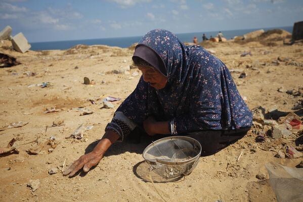 Filistinli kadınlar havadan indirilen yardımlardan dökülen gıdaları ayıklıyor - Sputnik Türkiye