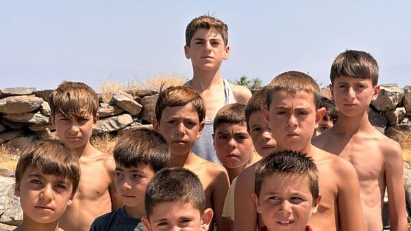 Van Gölü'nde yüzden çocukların saçı mineral etkisiyle sapsarı oldu: Kışın Ronaldo'ya yazın ise Osimhen'e benziyorum - Sputnik Türkiye