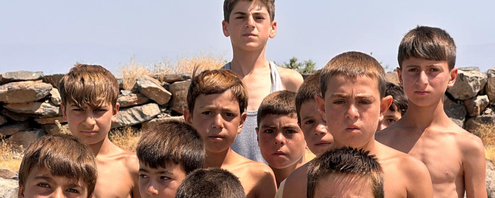 Van Gölü'nde yüzden çocukların saçı mineral etkisiyle sapsarı oldu: Kışın Ronaldo'ya yazın ise Osimhen'e benziyorum - Sputnik Türkiye, 1920, 06.08.2025