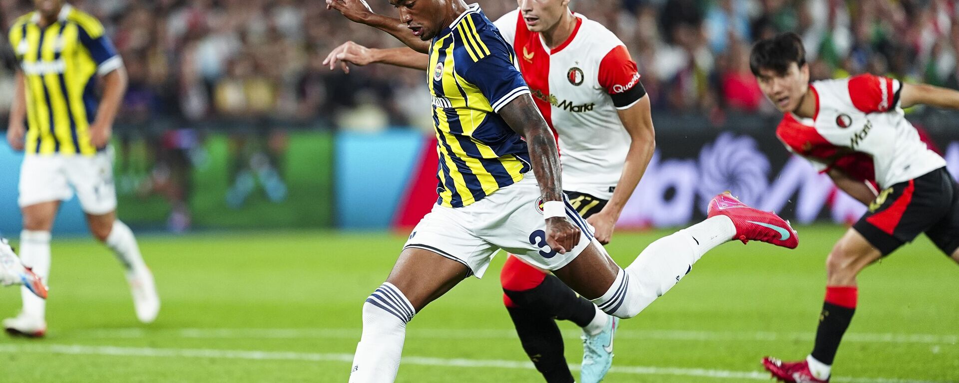 UEFA Şampiyonlar Ligi 3. eleme turu ilk maçında Feyenoord ile Fenerbahçe takımları De Kuip Stadı’nda karşılaştı - Sputnik Türkiye, 1920, 07.08.2025