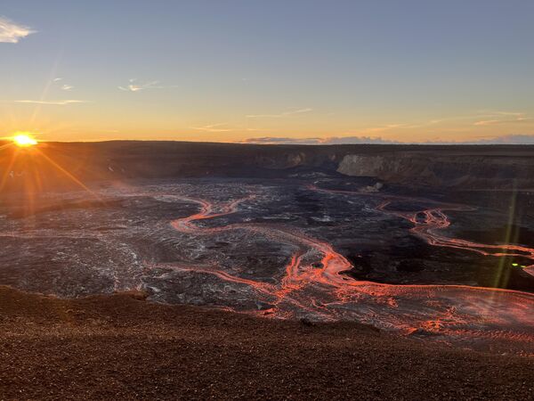 Hawaii'de yer alan ve dünyanın en aktif yanardağları arasında gösterilen Kilauea, yeniden faaliyete geçti. ABD Jeoloji Araştırmaları Kurumu (USGS), 23 Aralık 2024'ten bu yana Kilauea'da toplam 30 patlama gerçekleştiğini açıkladı. Hawaii'de yer alan ve dünyanın en aktif yanardağları arasında gösterilen Kilauea, yeniden faaliyete geçti. ABD Jeoloji Araştırmaları Kurumu (USGS), 23 Aralık 2024'ten bu yana Kilauea'da toplam 30 patlama gerçekleştiğini açıkladı. - Sputnik Türkiye
