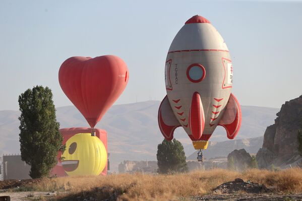 Nevşehir Valisi Ali Fidan, gazetecilere, Kapadokya&#x27;nın doğal, tarihi ve kültürel zenginlikleri ile masalsı bir coğrafya olduğunu belirterek, sıcak hava balonlarının bölgeye farklı bir ahenk kattığını söyledi. - Sputnik Türkiye