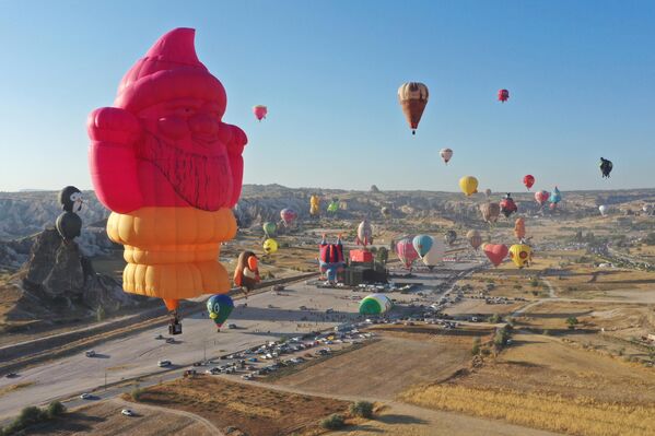 Fidan, &#x27;geçen yıl balona binen yolcu sayısında rekor kırıldığını, bu yılın 7 aylık verilerine bakıldığında 770 bin kişinin Kapadokya&#x27;da balon turuna katıldığını ve geçen yıla oranla yüzde 11&#x27;lik bir artışın gözlemlendiğini&#x27; belirtti. - Sputnik Türkiye