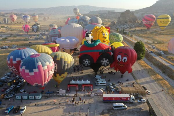 Renkli görüntülerin ortaya çıktığı alanda yerli ve yabancı turistler, etkinliğe katılan balonların görsel şölenini izledi. - Sputnik Türkiye
