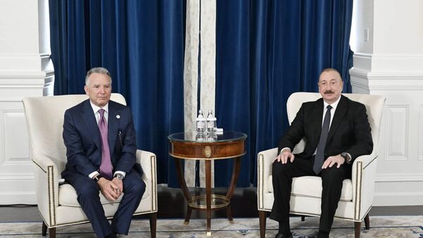 Azerbaycan Cumhurbaşkanı İlham Aliyev (sağda), ABD Başkanı Donald Trump'ın Orta Doğu Özel Temsilcisi Steve Witkoff (solda) ile Washington'da bir araya geldi. - Sputnik Türkiye