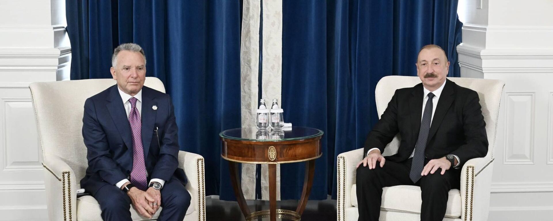 Azerbaycan Cumhurbaşkanı İlham Aliyev (sağda), ABD Başkanı Donald Trump'ın Orta Doğu Özel Temsilcisi Steve Witkoff (solda) ile Washington'da bir araya geldi. - Sputnik Türkiye, 1920, 08.08.2025