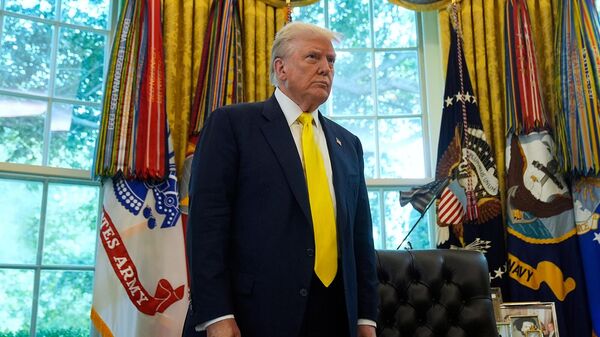 Tổng thống Hoa Kỳ Donald Trump gặp gỡ các phóng viên tại Phòng Bầu dục của Nhà Trắng (ngày 7 tháng 8 năm 2025), Washington - Sputnik Türkiye