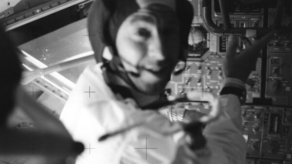 Apollo 13'ü güvenli bir şekilde Dünya'ya geri döndüren efsane astronot Jim Lovell, 97 yaşında hayatını kaybetti - Sputnik Türkiye