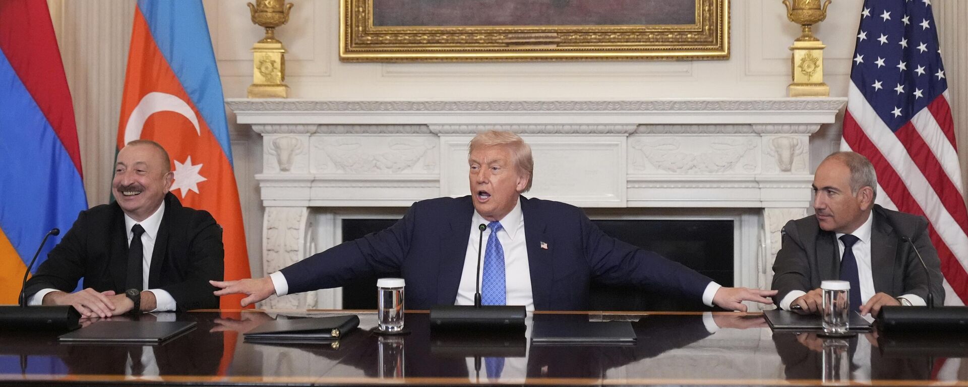 President Donald Trump, center, joined by Armenian Prime Minister Nikol Pashinyan, right, and Azerbaijan President Ilham Aliyev, speaks during a trilateral signing ceremony in the State Dining Room of the White House, Friday, Aug. 8, 2025, in Washington. (AP Photo/Mark Schiefelbein) - Sputnik Türkiye, 1920, 09.08.2025