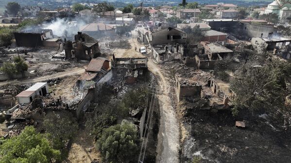 Çanakkale merkeze bağlı Sarıcaeli köyü ile Bayramiç ilçesinde dün çıkan, ekiplerin karadan ve havadan müdahalesiyle büyük ölçüde kontrol altına alınan yangınla ilgili çalışmalar tamamlandı. - Sputnik Türkiye