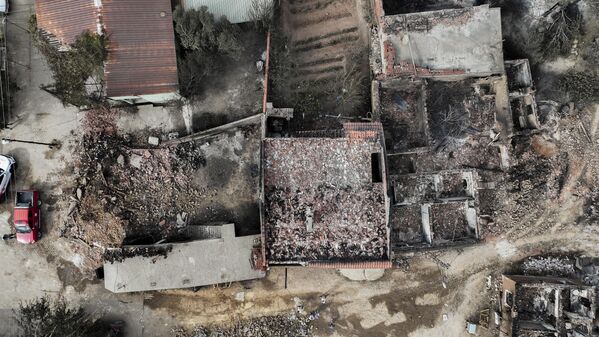 Alevlerden zarar gören alanı Orman Genel Müdürlüğüne ait helikopterden görüntüledi. - Sputnik Türkiye