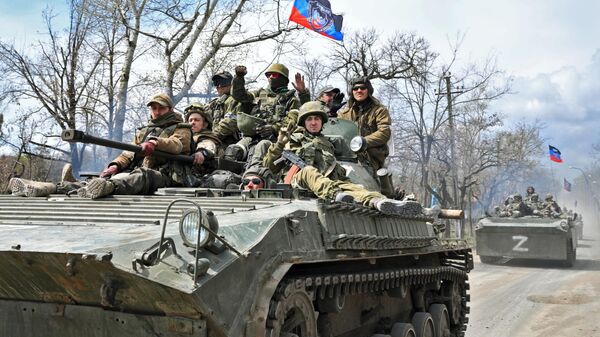 Бойцы Народной милиции ДНР покидают освобожденный Мариуполь - Sputnik Türkiye