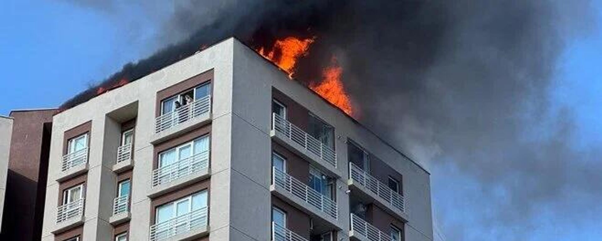 Bağcılar'da bir binanın çatısında çıkan yangın itfaiye ekiplerince söndürüldü. - Sputnik Türkiye, 1920, 10.08.2025