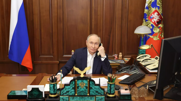 Vladimir Putin telefonda - Sputnik Türkiye