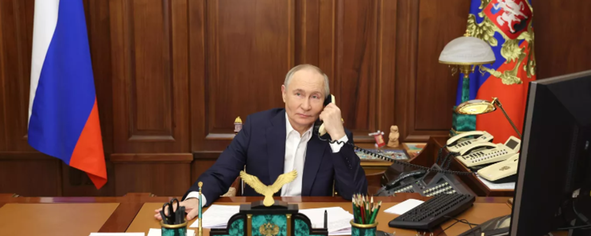 Vladimir Putin telefonda - Sputnik Türkiye, 1920, 05.09.2025