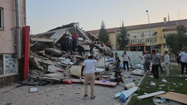 Balıkesir'in Sındırgı ilçesinde saat 19.53'te 6,1 büyüklüğünde deprem meydana geldi - Sputnik Türkiye