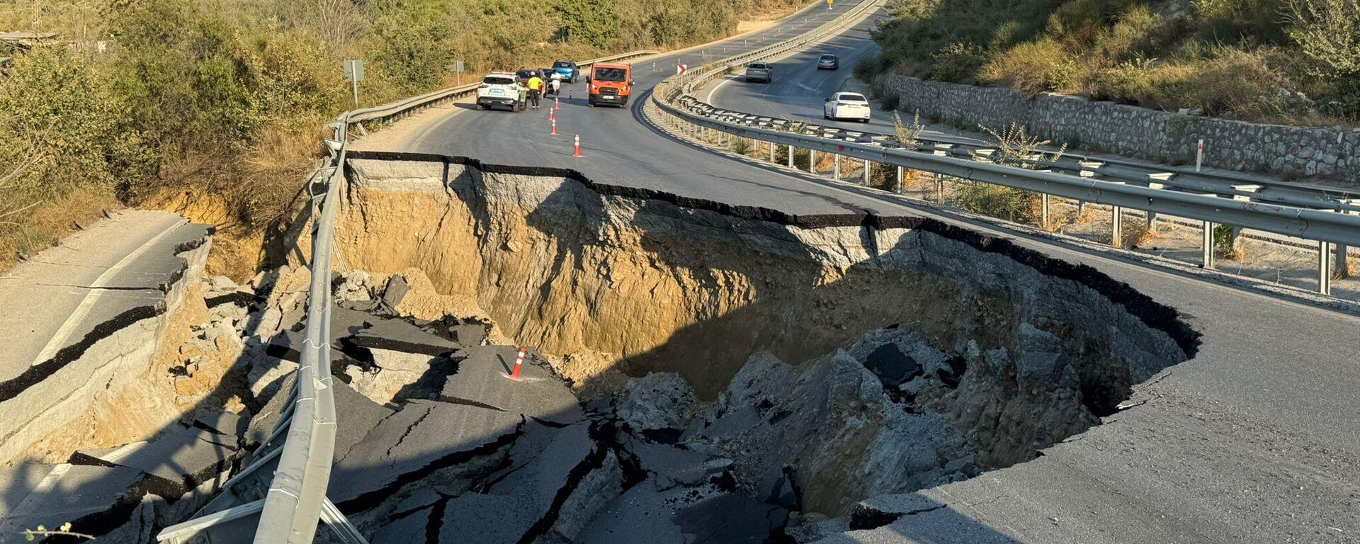 Söke-Kuşadası kara yolunda çökme meydana geldi - Sputnik Türkiye, 1920, 11.08.2025