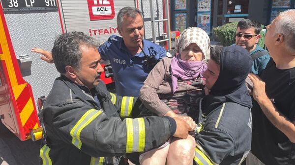 Kayseri'nin Talas ilçesinde 14 katlı apartmanda çıkan yangın - Sputnik Türkiye