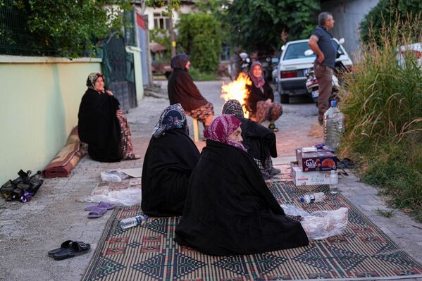 Bazı binaları enkaza çeviren depremden tedirgin olanlar geceyi sokakta geçirdi. - Sputnik Türkiye