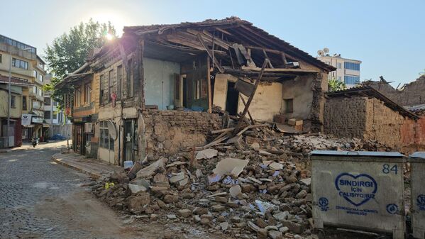 Balıkesir Sındırgı merkezli depremlerin hasara neden olduğu mahalleler gündüz görüntülendi. - Sputnik Türkiye