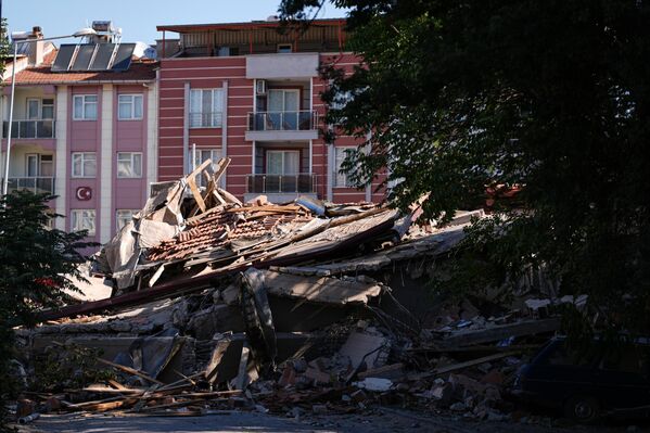Bölgede metruk binaların yanı sıra içerisinde insanların da bulunduğu birçok bina yıkıldı. Yaralılar hastaneye kaldırırken 1 kişinin hayatını kaybettiği belirtildi. - Sputnik Türkiye