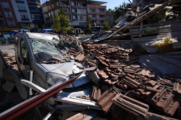 6.1 büyüklüğündeki depremden etkilenen bölgelerde sabah saatleri itibariyle hasar tespit çalışmaları başlatıldı. Binden fazla arama kurtarma ekibi bölgeye gönderildi. - Sputnik Türkiye