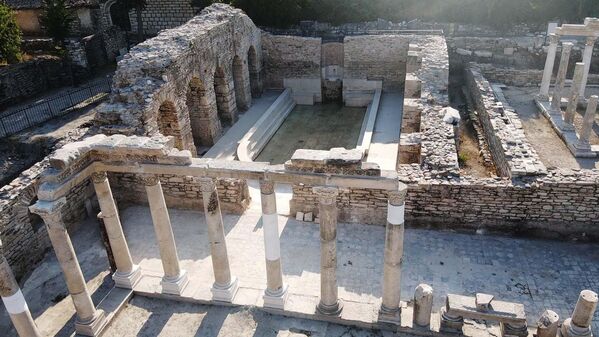 Helenistik, Roma ve Bizans&#x27;ın yanı sıra Menteşe Beyliği, Osmanlı ve Cumhuriyet dönemleri için de önem taşıyan antik kentte yeni eserler gün yüzüne çıkarılıyor, kentteki tarihi yapılar restore ediliyor. - Sputnik Türkiye