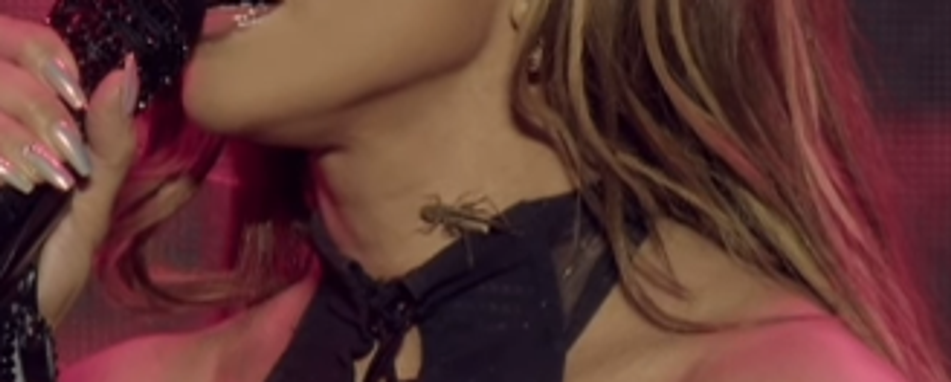 Jennifer Lopez sahnede şarkı söylerken boynunda böcek yürüdü: Dev ekrandan böceği görenler çığlık attı - Sputnik Türkiye, 1920, 11.08.2025